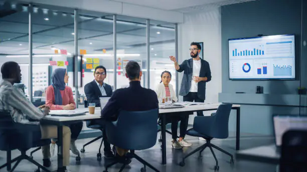 Réunion de projet entre les consultants Intech Solutions et un client